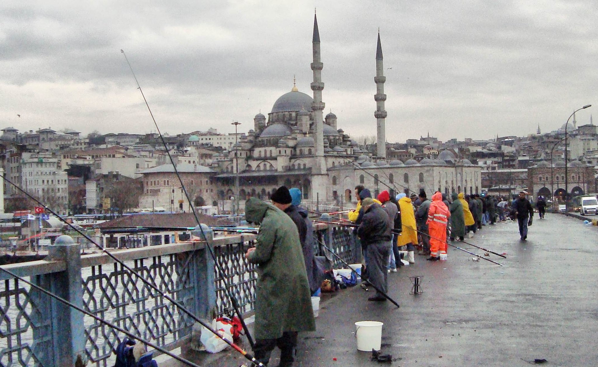 Balikc%CC%A7ilar-Galata_ko%CC%88pru%CC%88su%CC%88-I%CC%87stanbul._-_panoramio.jpg